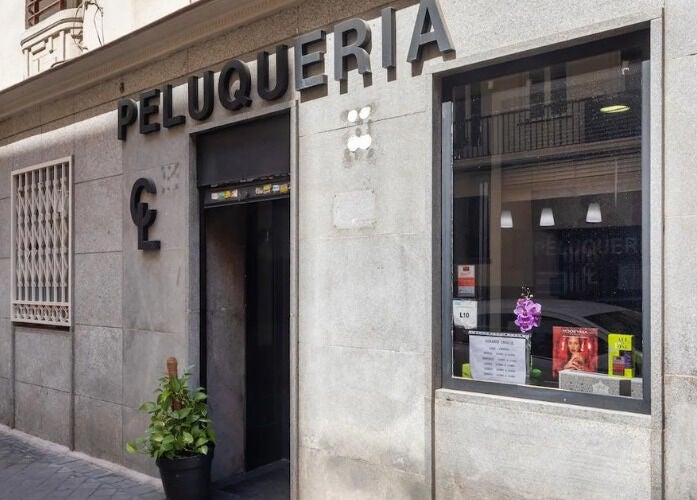Entrada a CRISLUZ, peluquería en Madrid, Comunidad De Madrid, ES, con fachada moderna y ventanas amplias.