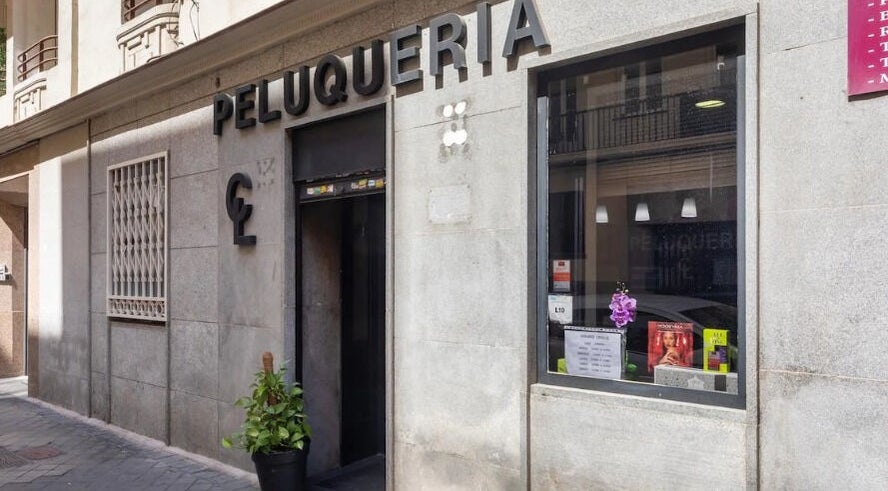 Entrada a CRISLUZ, peluquería en Madrid, Comunidad De Madrid, ES, con fachada moderna y ventanas amplias.