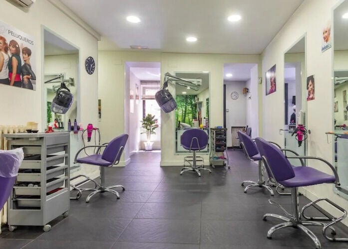 Interior del salón CRISLUZ en Madrid, Comunidad De Madrid, ES con sillas moradas y decoración moderna.