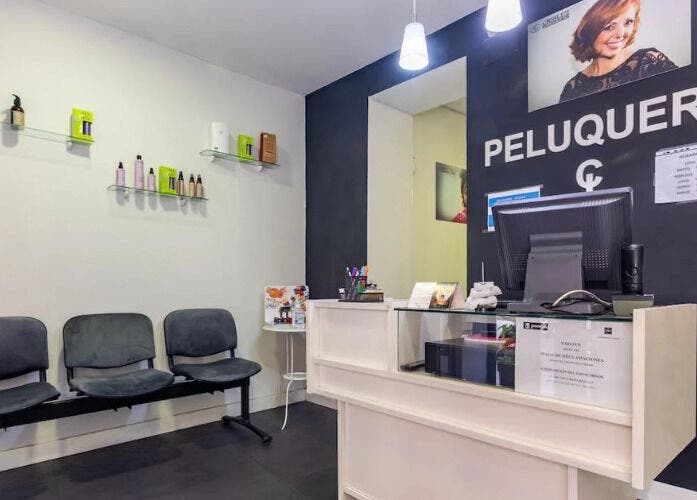Recepción de CRISLUZ en Madrid, Comunidad De Madrid, ES con decoración moderna y productos de belleza.