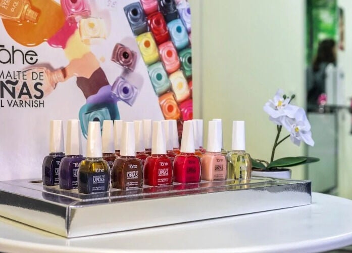 Exhibición de esmaltes de uñas en CRISLUZ, Madrid, Comunidad De Madrid, ES. Variedad de colores vibrantes.