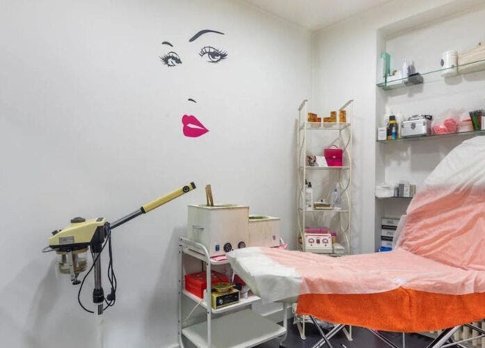 Cabina de tratamiento en CRISLUZ, Madrid, Comunidad De Madrid, ES, equipada para servicios de belleza.