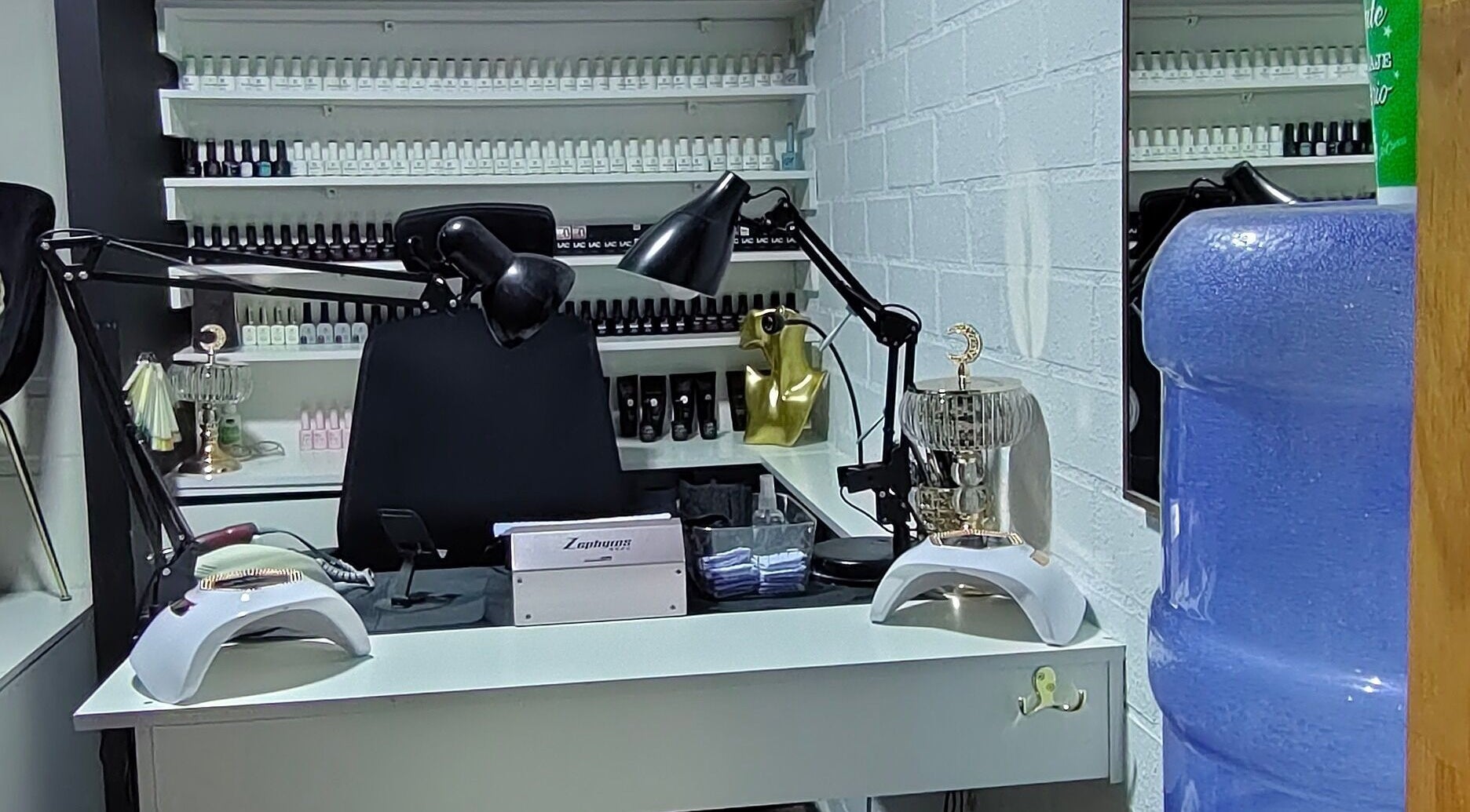 Estación de manicura en Cataleya Nails By Karin, Maipú, Región Metropolitana, CL, con amplia selección de esmaltes.