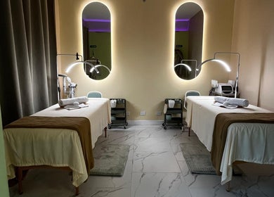 Habitación de spa elegante en ZACI SPA, Tijuana, Baja California, MX, con camillas suaves e iluminación relajante.