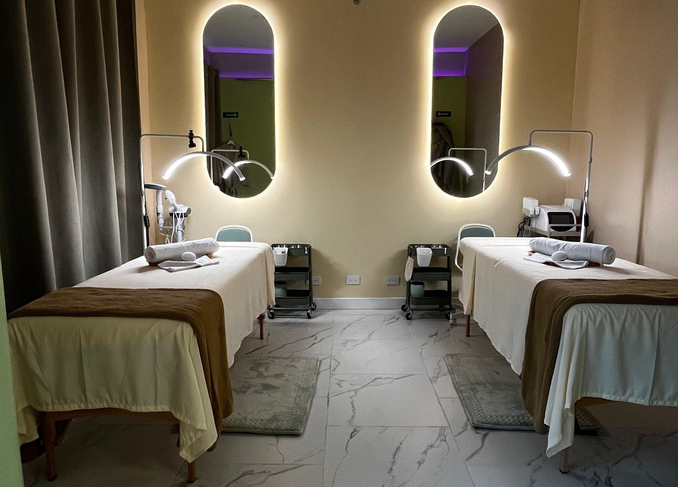 Habitación de spa elegante en ZACI SPA, Tijuana, Baja California, MX, con camillas suaves e iluminación relajante.