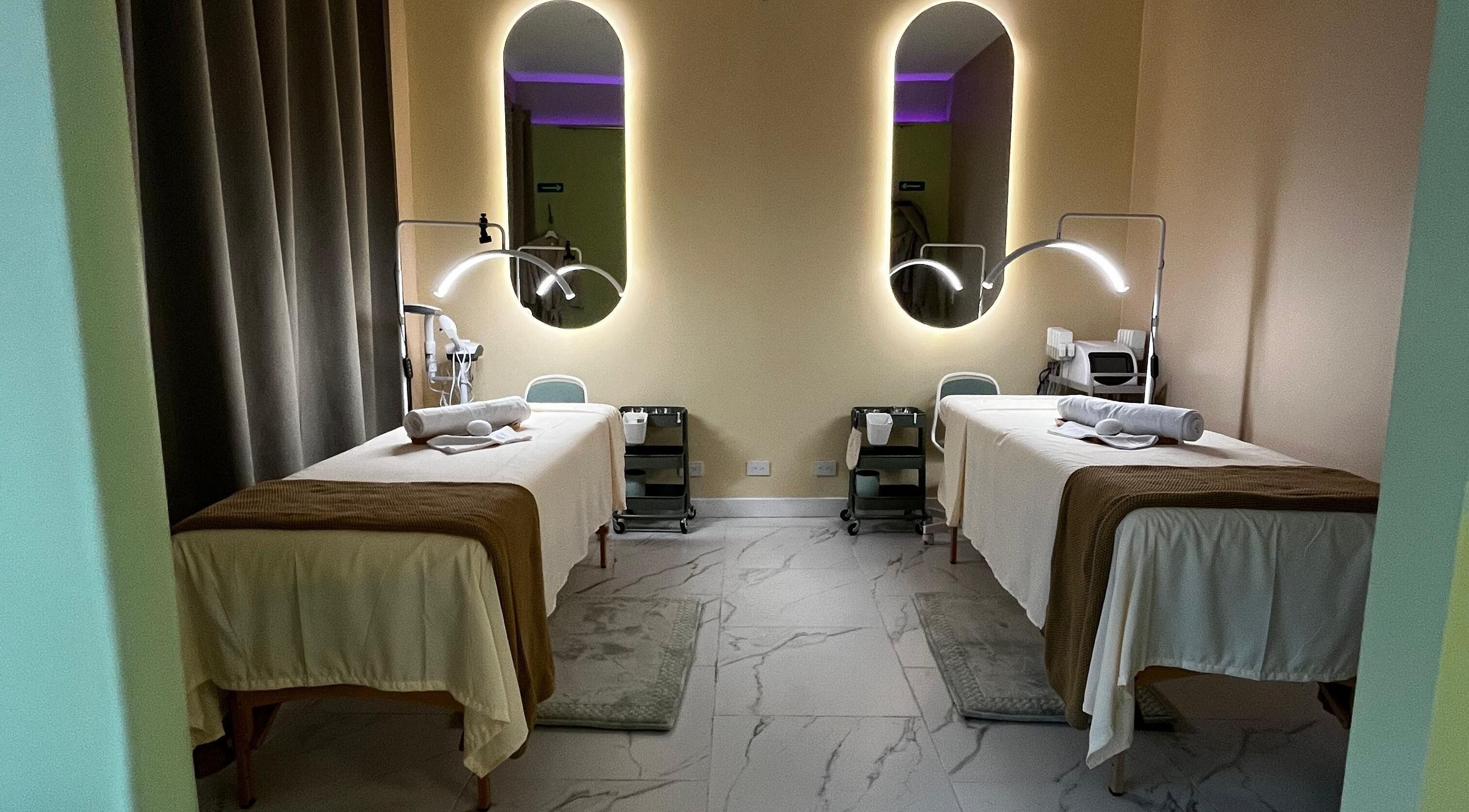 Habitación de spa elegante en ZACI SPA, Tijuana, Baja California, MX, con camillas suaves e iluminación relajante.