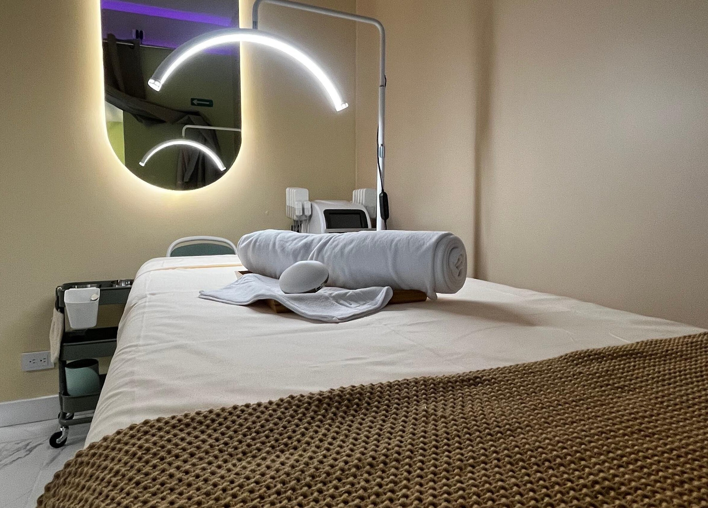 Sala de masajes en ZACI SPA, Tijuana, Baja California, MX con iluminación suave y cama preparada.