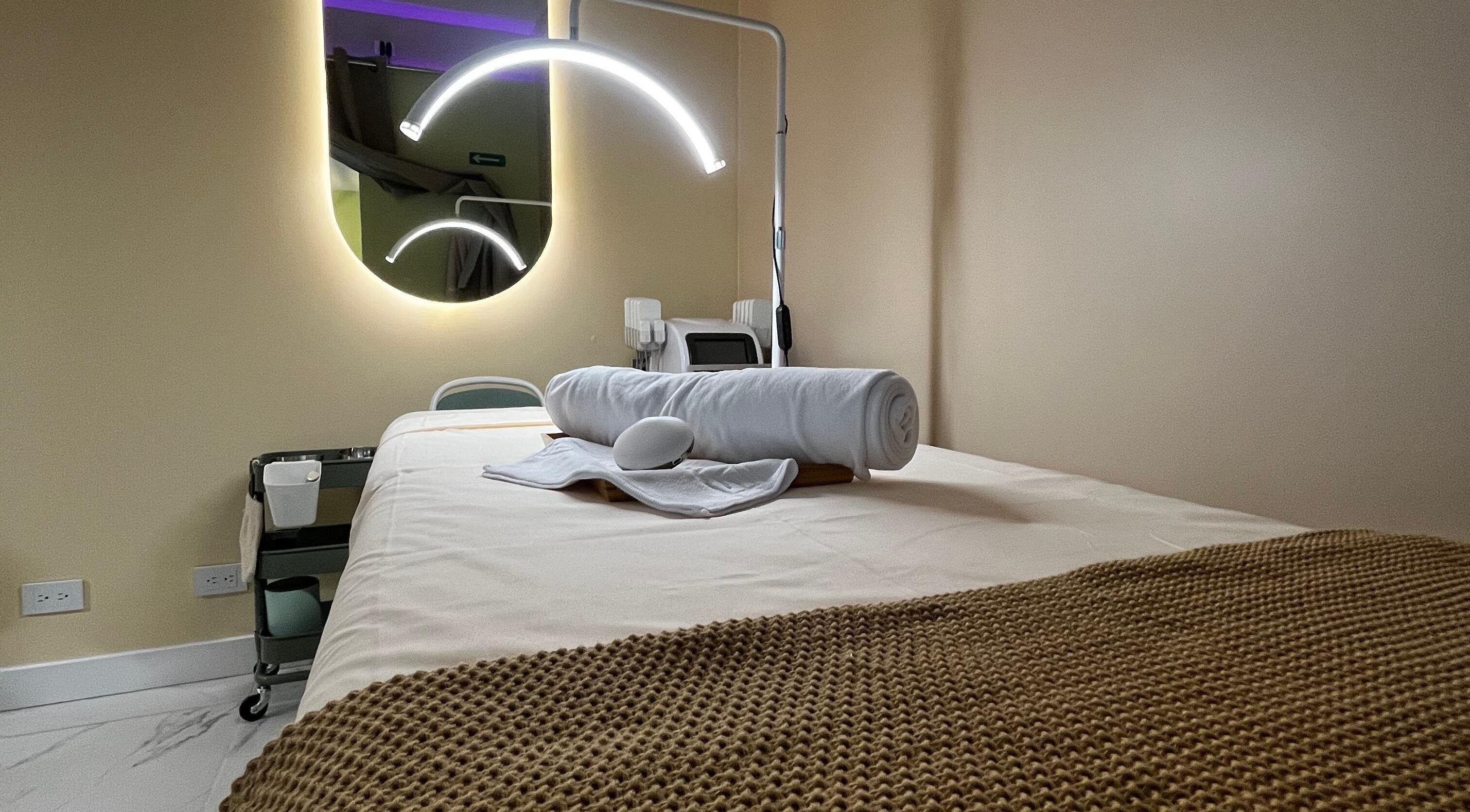 Sala de masajes en ZACI SPA, Tijuana, Baja California, MX con iluminación suave y cama preparada.
