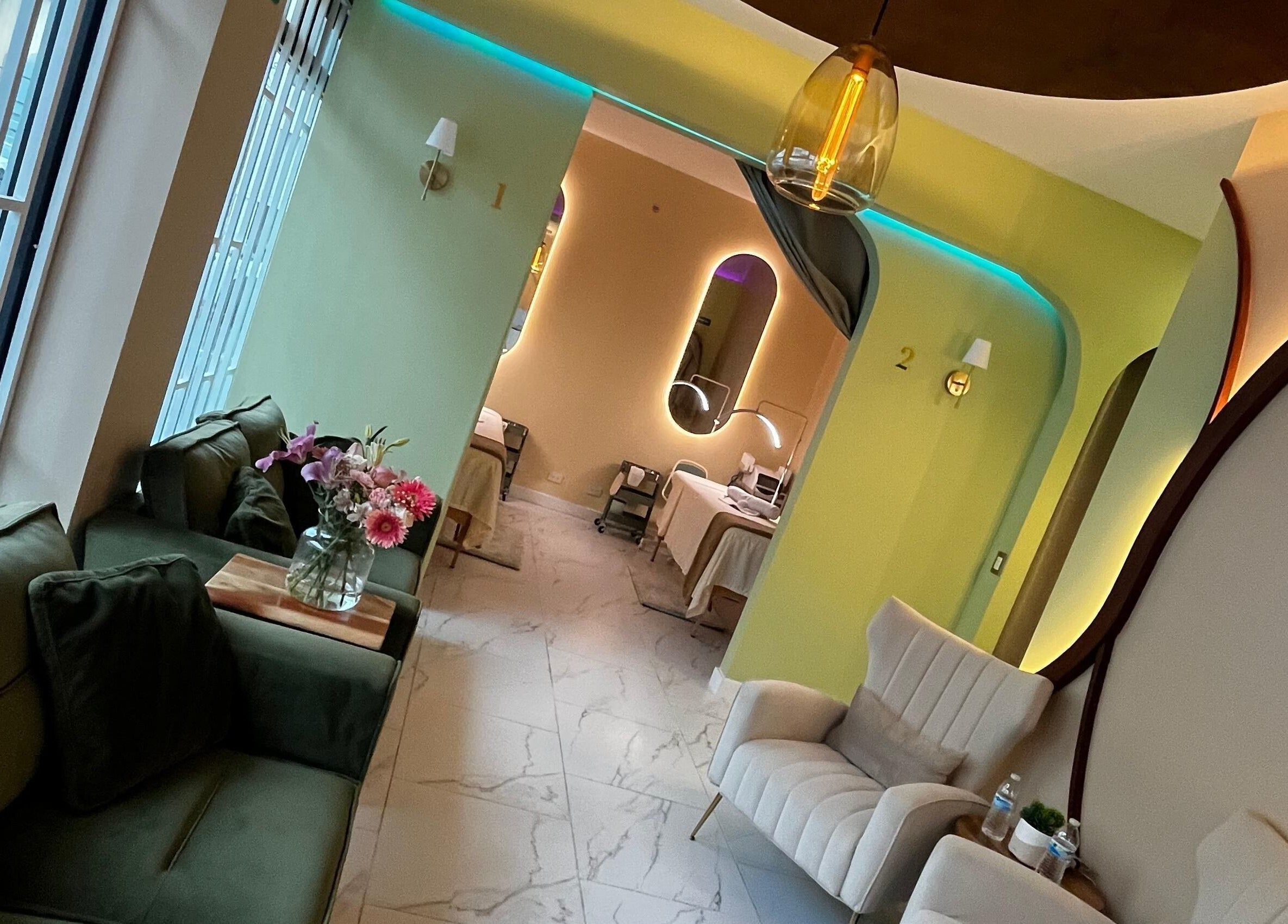 Espacios de relajación en ZACI SPA, Tijuana, Baja California, MX, con cómodos asientos y decoración serena.