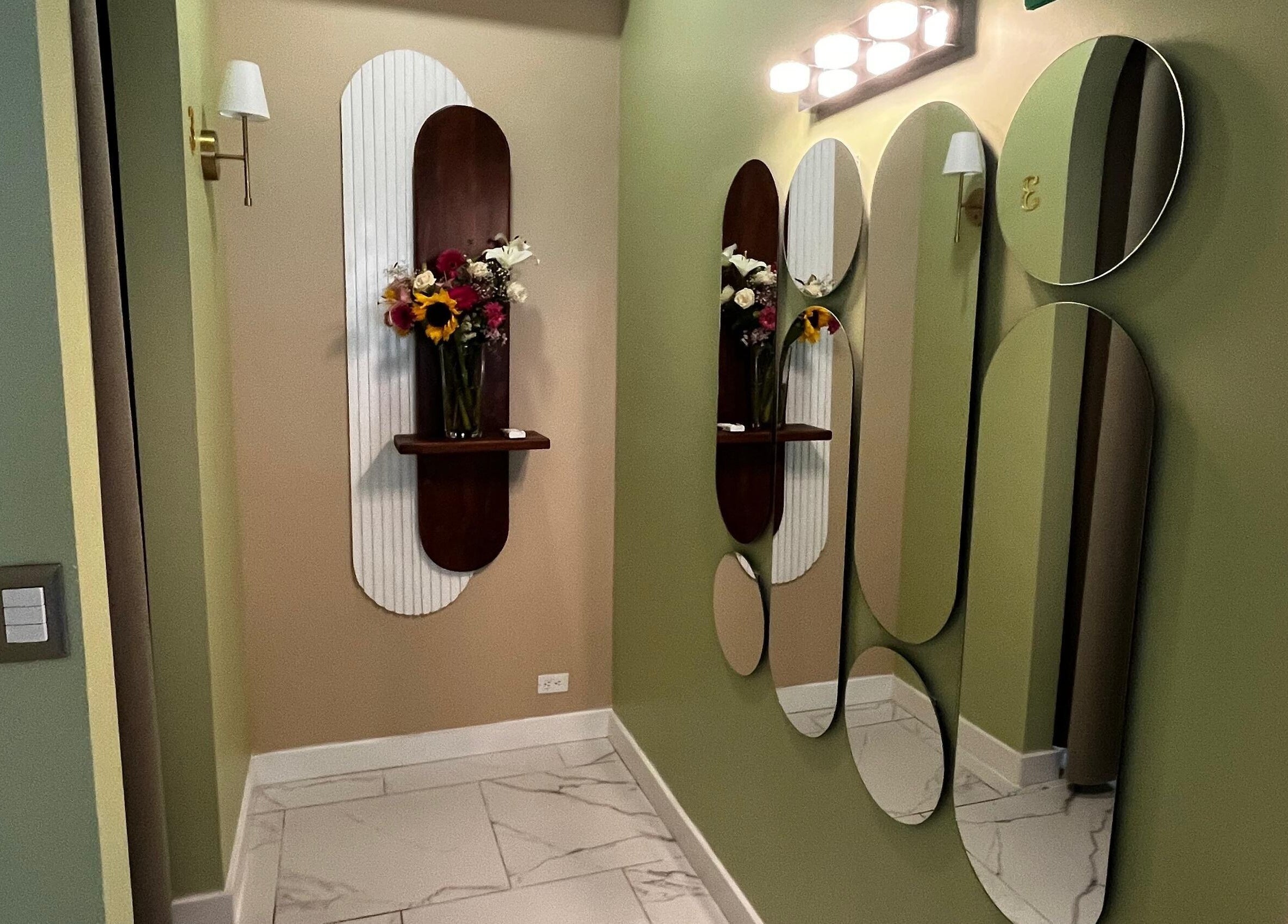 Pasillo decorativo en ZACI SPA, Tijuana, Baja California, MX con espejos y flores vibrantes.