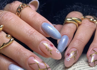 Manicura con arte floral y tonos metálicos en OriaNails, Miraflores, Provincia De Lima, PE.