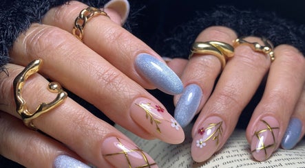 Manicura con arte floral y tonos metálicos en OriaNails, Miraflores, Provincia De Lima, PE.