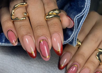 Uñas rosadas con detalles dorados y punta roja en OriaNails en Miraflores, Provincia De Lima, PE.