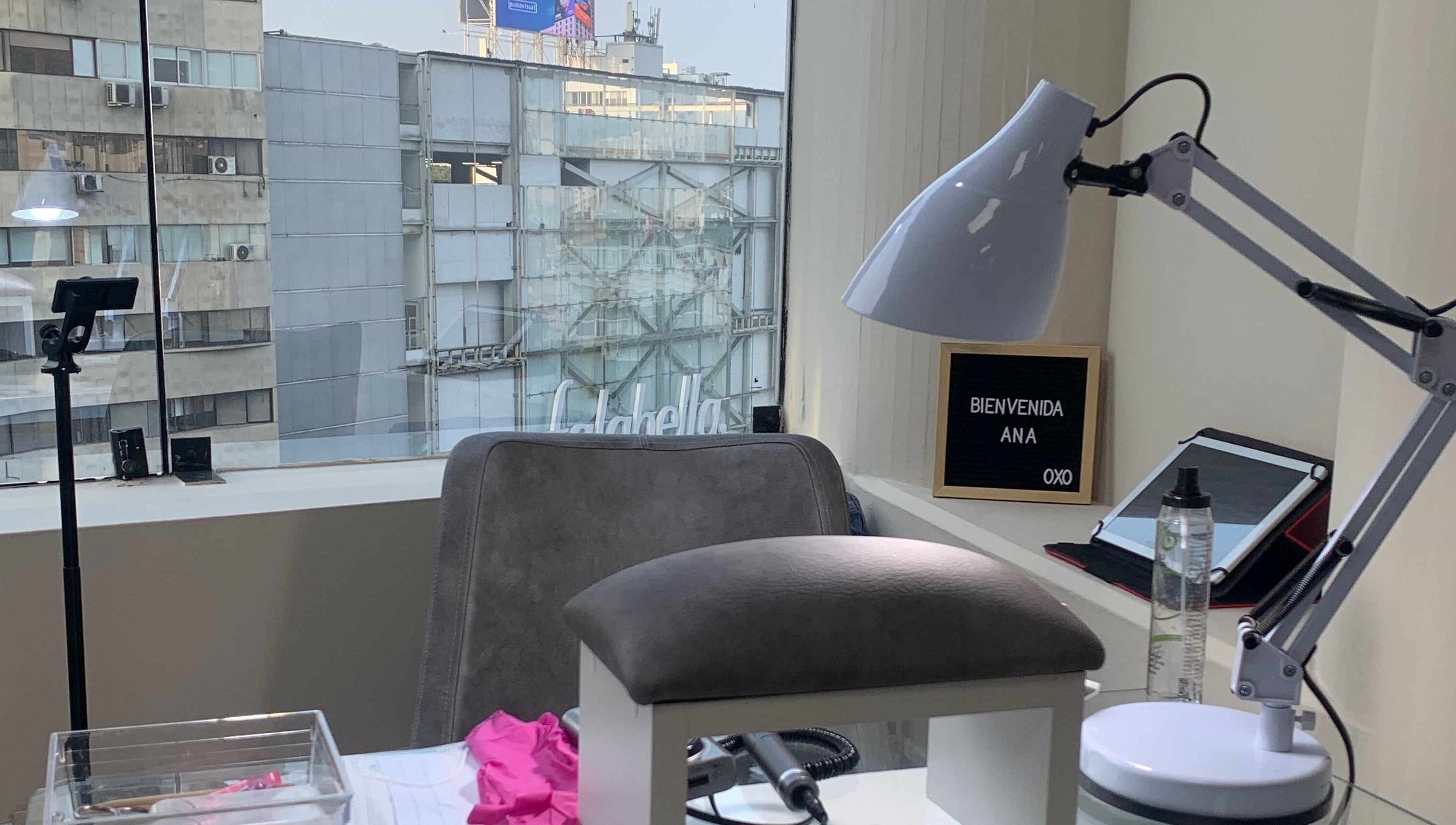 Espacio moderno de OriaNails con lámpara y vista urbana en Miraflores, Provincia De Lima, PE.