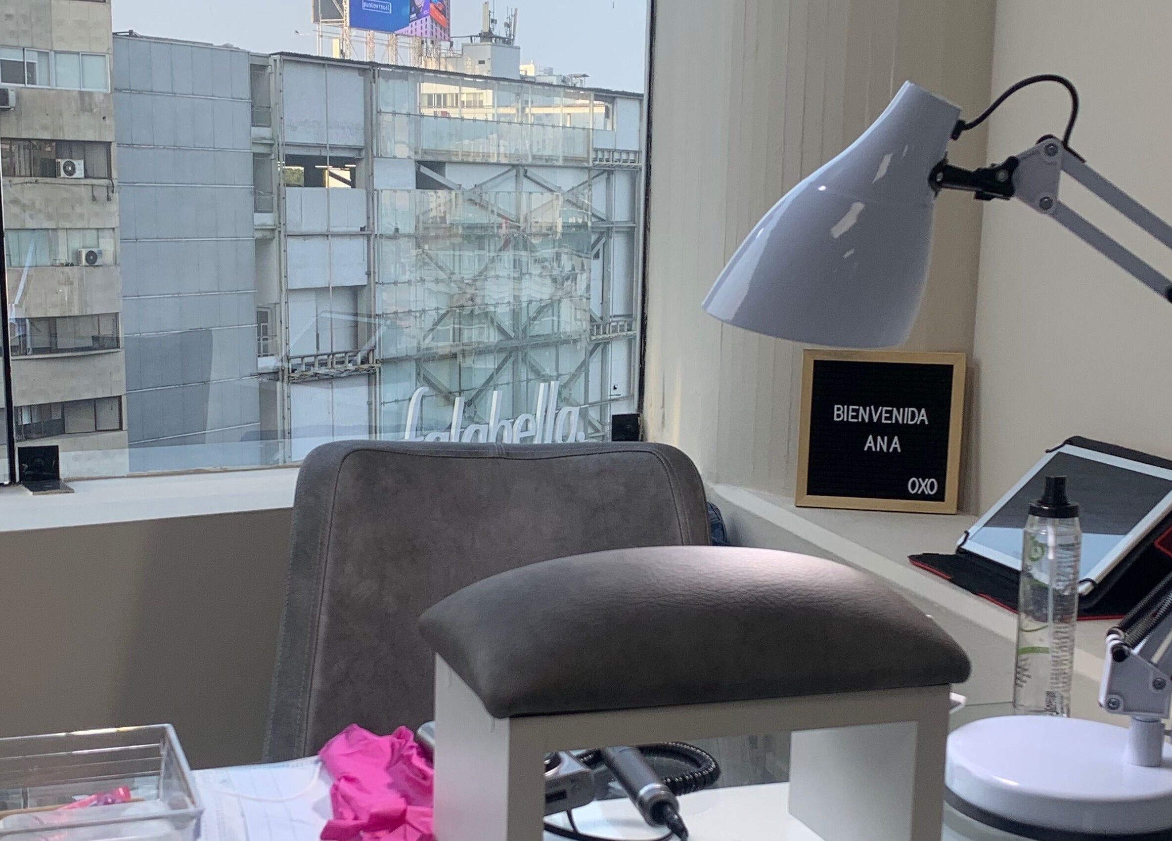 Espacio moderno de OriaNails con lámpara y vista urbana en Miraflores, Provincia De Lima, PE.