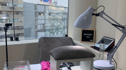 Espacio moderno de OriaNails con lámpara y vista urbana en Miraflores, Provincia De Lima, PE.