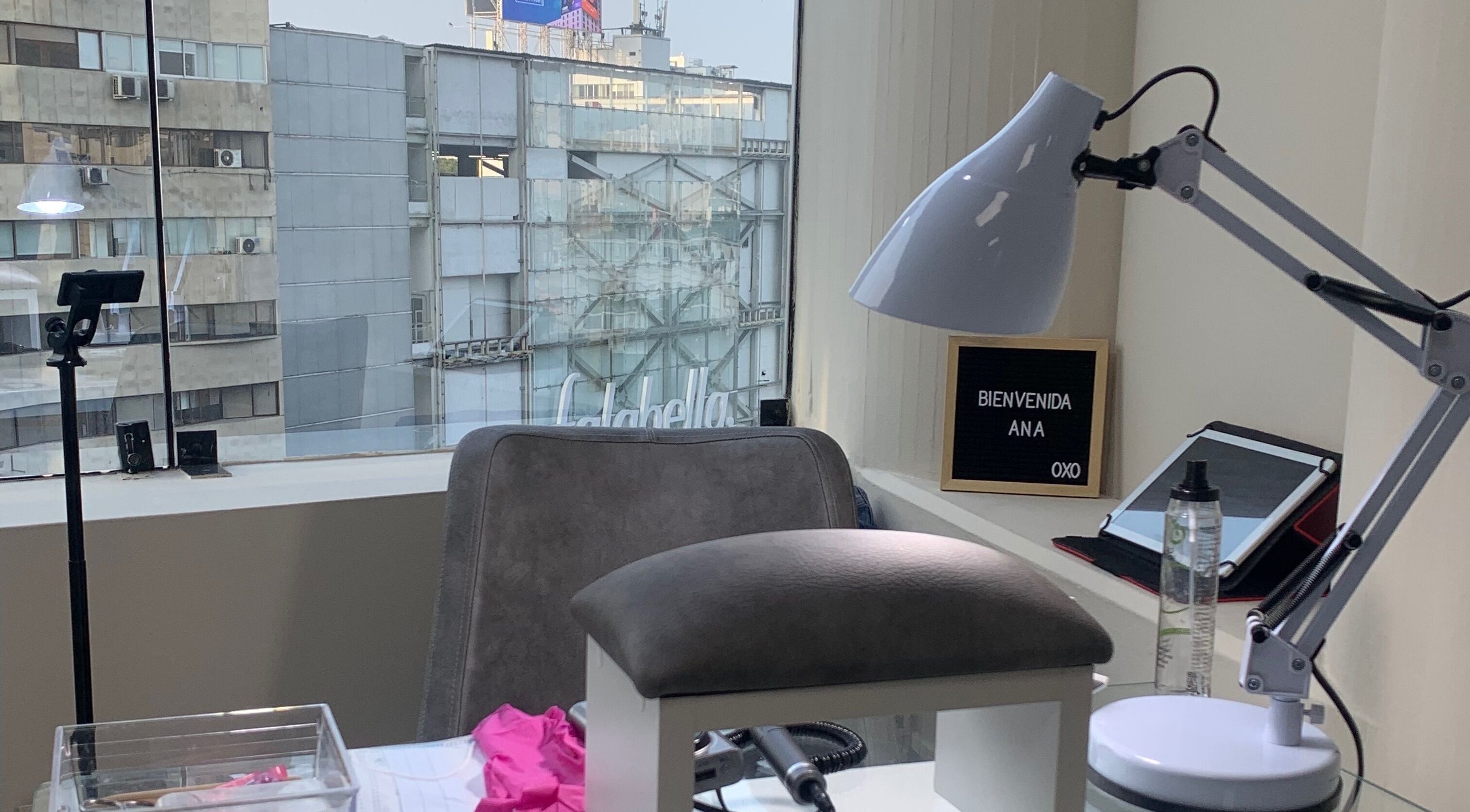 Espacio moderno de OriaNails con lámpara y vista urbana en Miraflores, Provincia De Lima, PE.