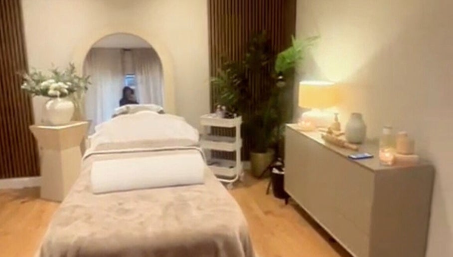 Relaxing spa room with bed at Sculpt Labs - Marple, Stockport, England, GB, featuring elegant decor and lighting.