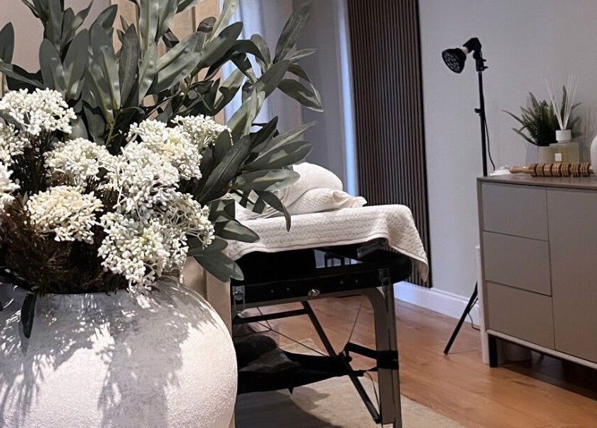 Sculpt Labs - Marple in Stockport, England, GB offers a tranquil massage room with elegant decor.