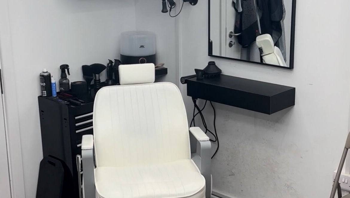Modern salon chair at Alfie (Luke's Studio) in Cambridge, England, GB with styling tools and large mirror.