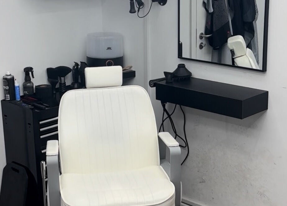 Modern salon chair at Alfie (Luke's Studio) in Cambridge, England, GB with styling tools and large mirror.