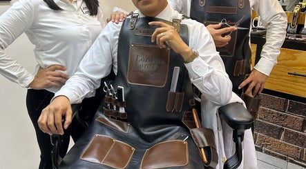 Equipo de barberos con delantales en Lord Of Lords Barber, Ciudad De México, Ciudad De México, MX.