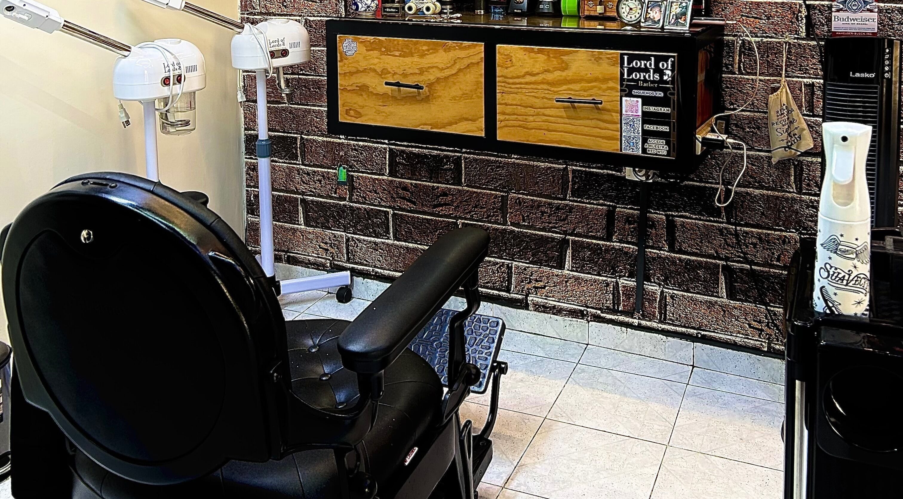 Interior moderno de Lord Of Lords Barber en Ciudad De México, MX, mostrando silla y decoraciones.