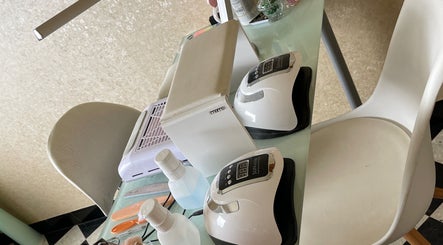 Nagelstudio opstelling bij Beauty Spot Roos in Dessel, Vlaanderen, BE met moderne apparatuur en verzorgingsproducten.