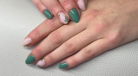 Gedetailleerd nageldesign met groene en beige kleuren bij Beauty Spot Roos, Dessel, Vlaanderen, BE.