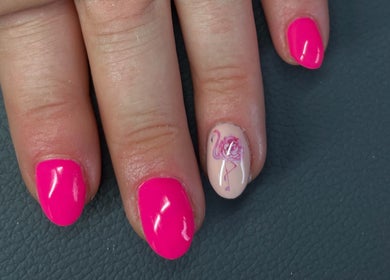 Close-up van roze nagels met flamingo-ontwerp bij Beauty Spot Roos, Dessel, Vlaanderen, BE.