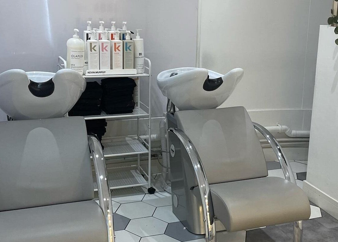 Modern shampoo chairs at Citrus Hair Bar, Edinburgh, Scotland, GB, ensuring a luxurious hair care experience.