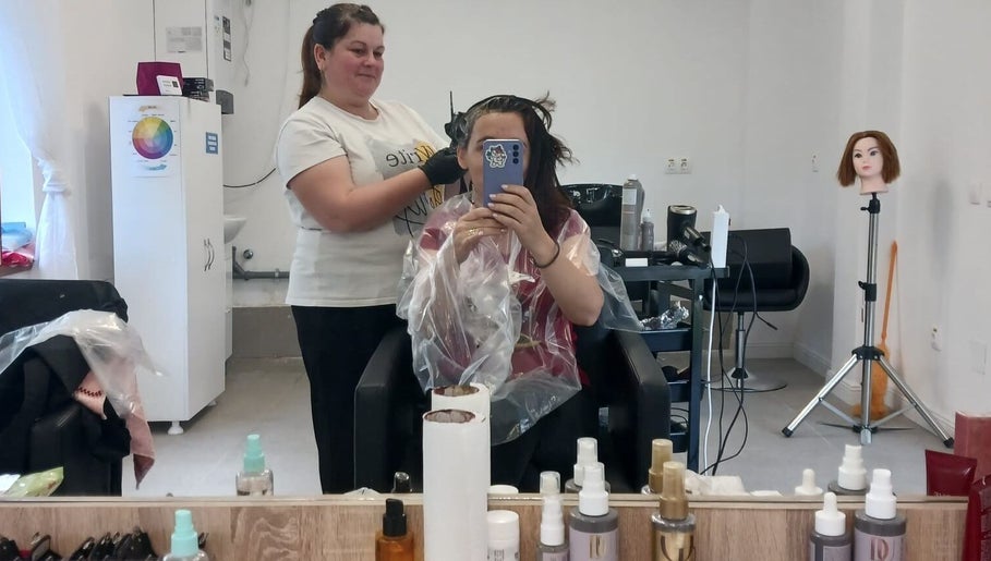 CM SALON DE ÎNFRUMUSEȚARE, bilde 1
