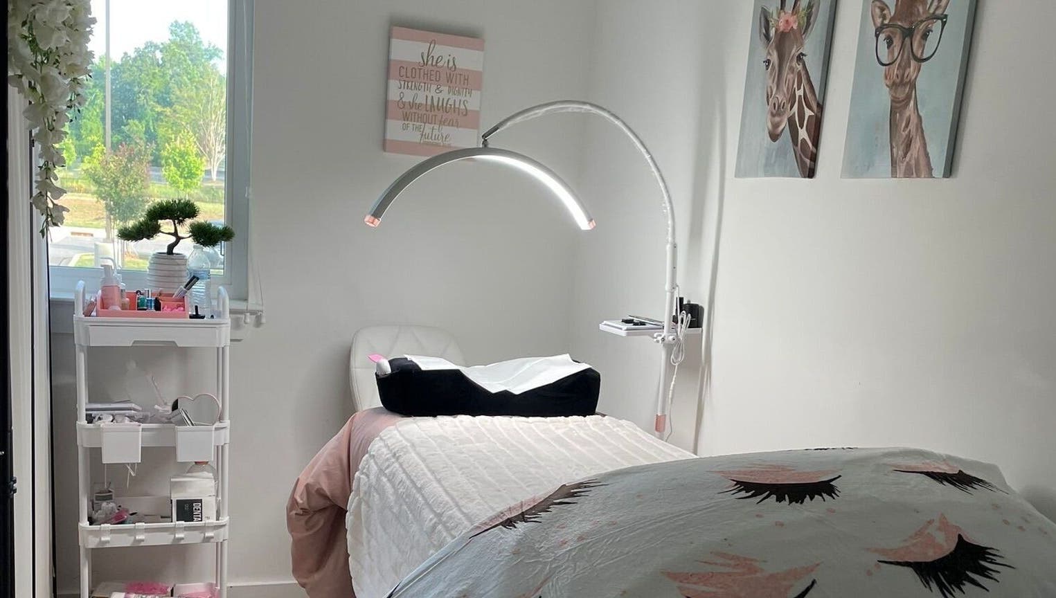 Sala de tratamiento en Coqueta Lashes, Greenville, Carolina del Sur, US, con decoración elegante y moderna.