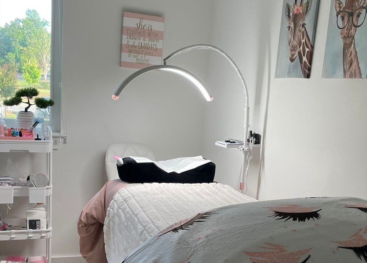 Sala de tratamiento en Coqueta Lashes, Greenville, Carolina del Sur, US, con decoración elegante y moderna.