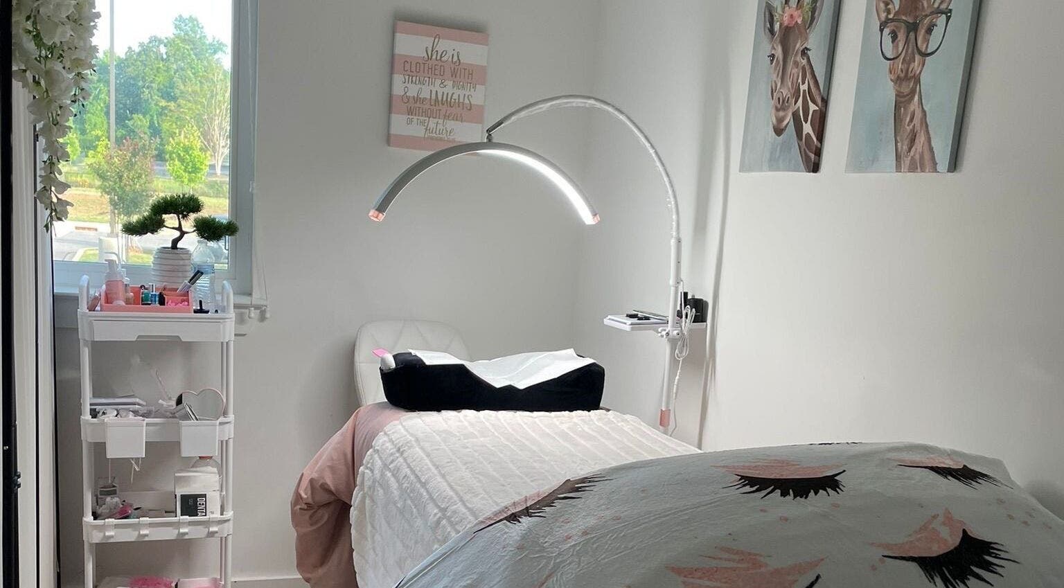 Sala de tratamiento en Coqueta Lashes, Greenville, Carolina del Sur, US, con decoración elegante y moderna.