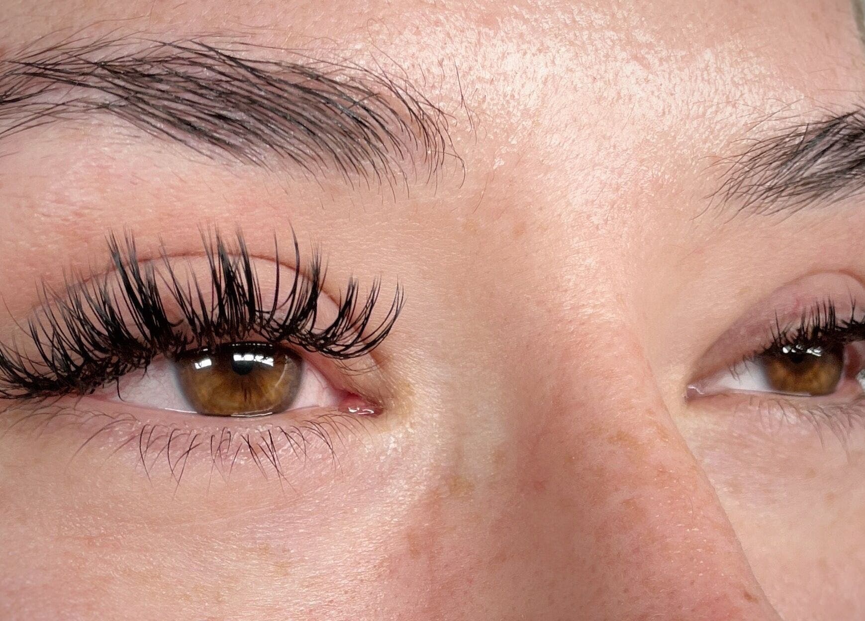 Extensiones de pestañas en Coqueta Lashes, Greenville, South Carolina, US, realzan los ojos de una clienta.