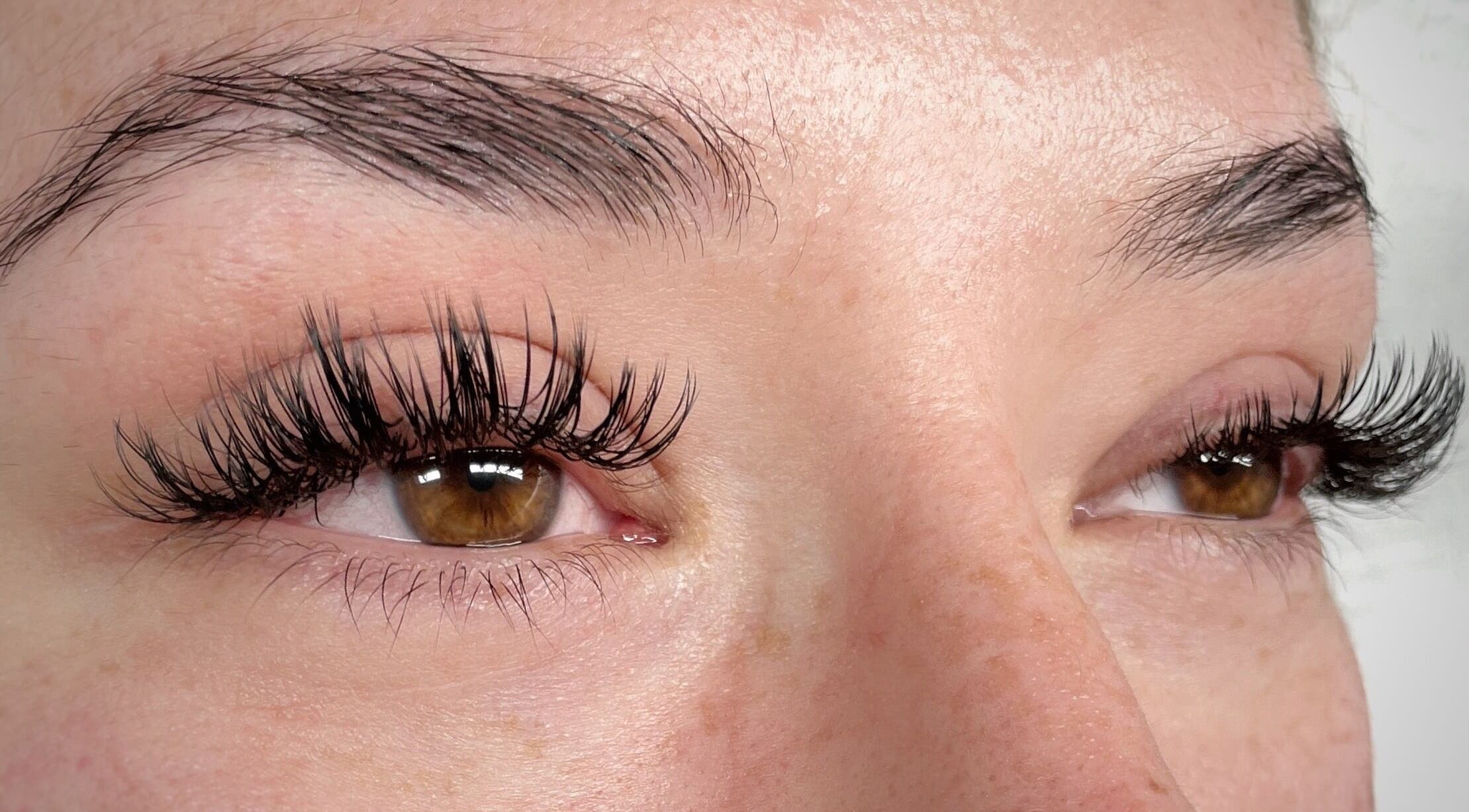 Extensiones de pestañas en Coqueta Lashes, Greenville, South Carolina, US, realzan los ojos de una clienta.