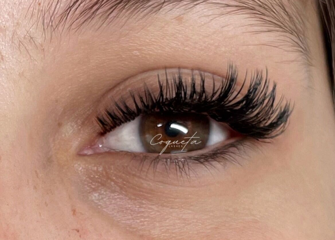 Primer plano de pestañas voluminosas en Coqueta Lashes, Greenville, South Carolina, US.