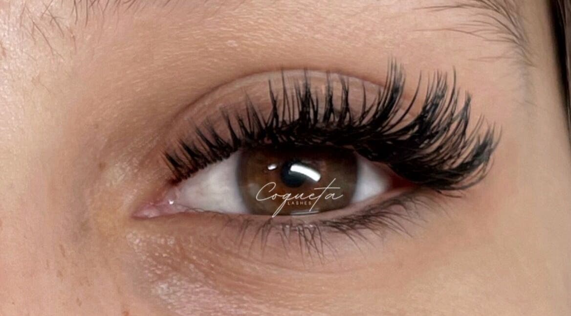 Primer plano de pestañas voluminosas en Coqueta Lashes, Greenville, South Carolina, US.