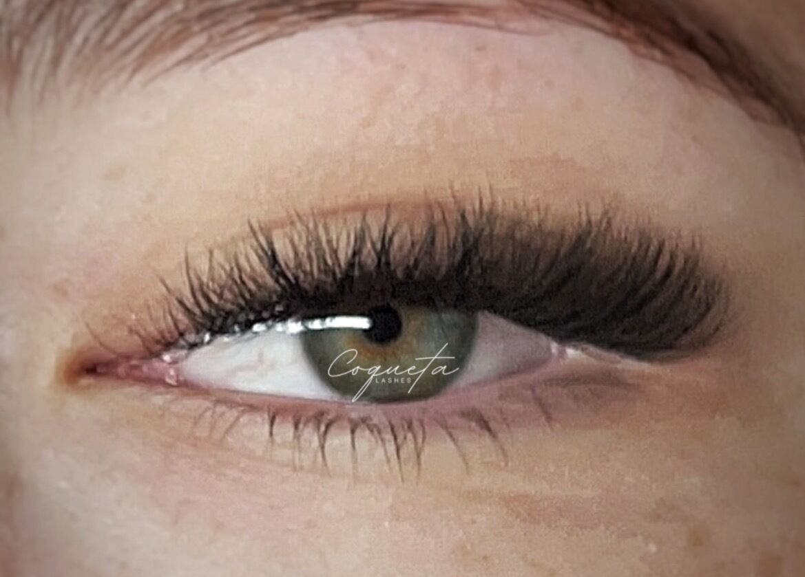 Primer plano de pestañas voluminosas en Coqueta Lashes, Greenville, South Carolina, US.