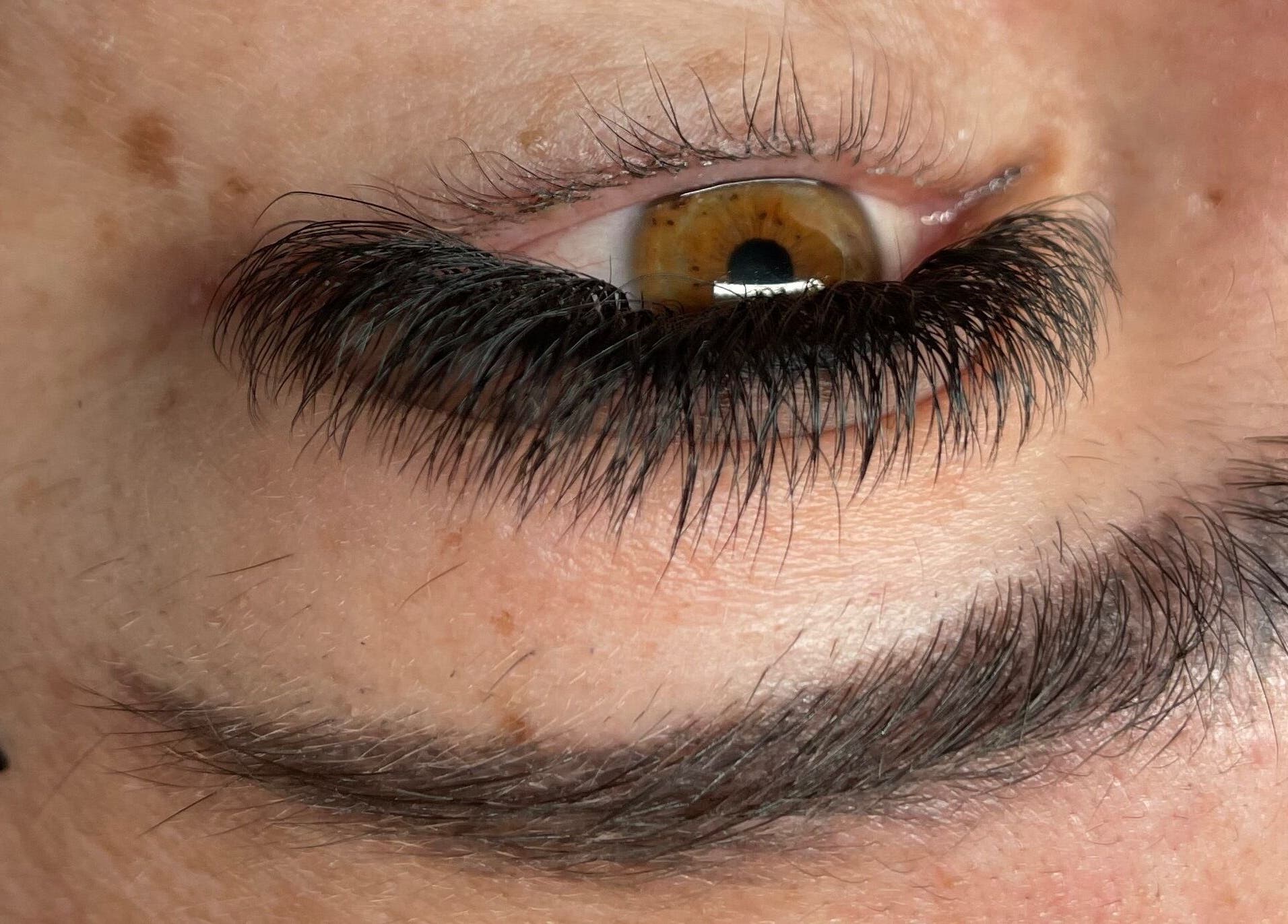 Primer plano de unas pestañas realzadas en Coqueta Lashes, Greenville, South Carolina, US.