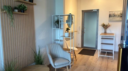 Inviting waiting area at Slow Beauty, Tallinn, Harju maakond, EE with modern decor and greenery.