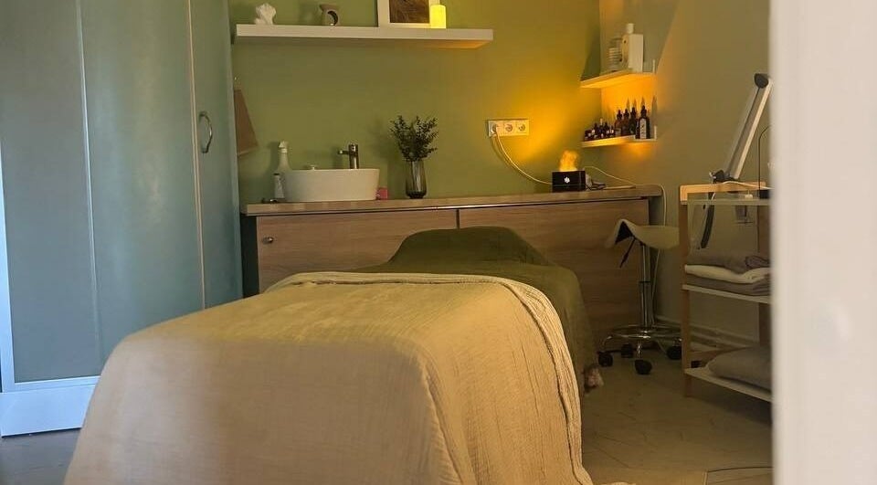 Relaxing spa room at Slow Beauty, Tallinn, Harju maakond, EE with a cozy massage table and calming decor.