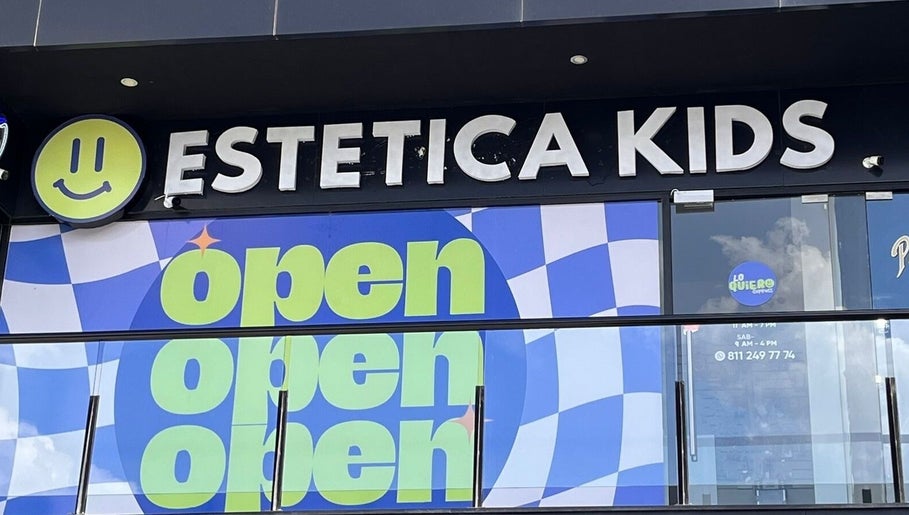 Entrada de Estética Kids en Lo Quiero Express, Monterrey, Nuevo León, MX, con letreros vibrantes.