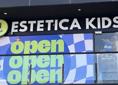 Entrada de Estética Kids en Lo Quiero Express, Monterrey, Nuevo León, MX, con letreros vibrantes.