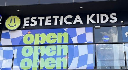 Entrada de Estética Kids en Lo Quiero Express, Monterrey, Nuevo León, MX, con letreros vibrantes.