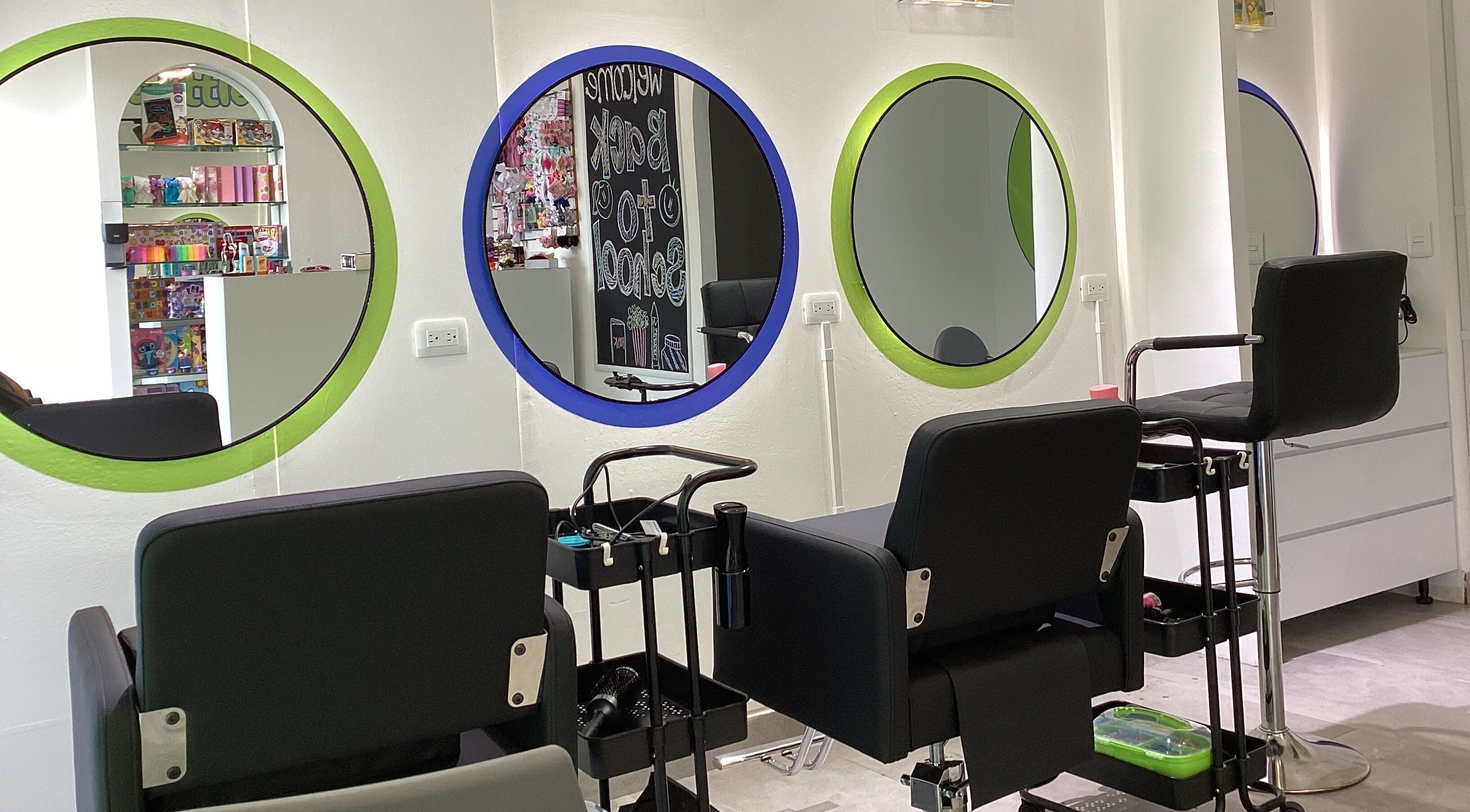 Estaciones de belleza modernas en Lo Quiero Express, Monterrey, Nuevo León, MX.