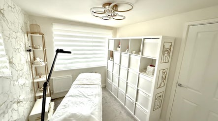 Peaceful treatment room at SygnuS beauty clinic, Hull, England, GB with elegant decor and gentle lighting.