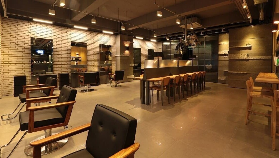 Modern salon interior at Junohair Hongdae Sangsu, 서울특별시, 서울특별시, KR with stylish chairs and elegant decor.