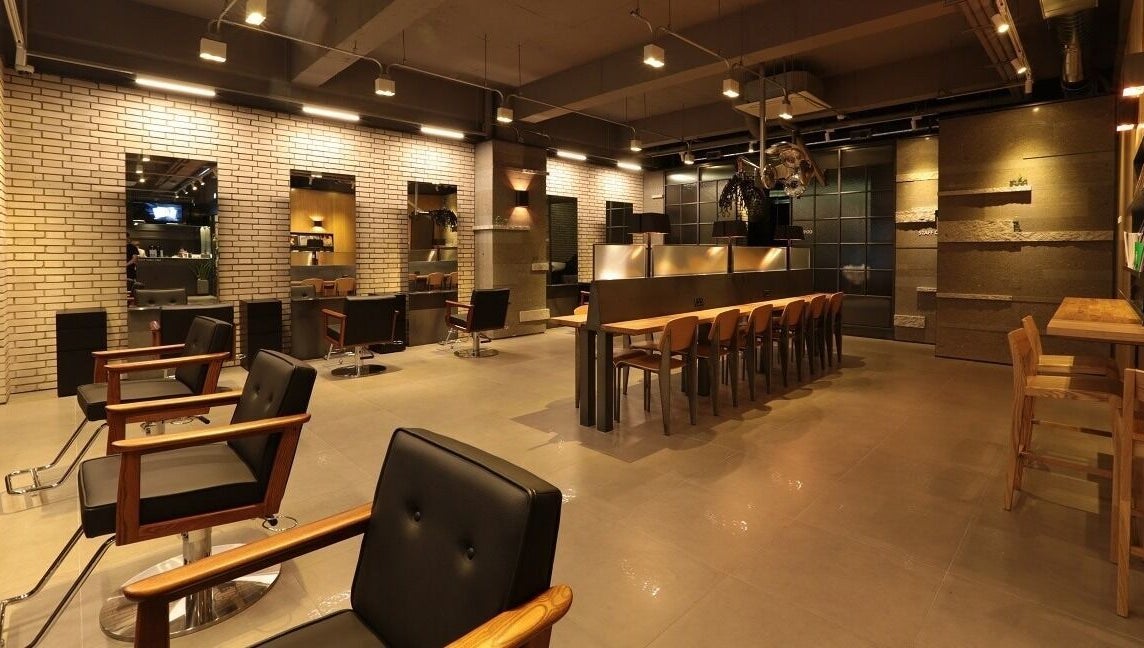 Modern salon interior at Junohair Hongdae Sangsu, 서울특별시, 서울특별시, KR with stylish chairs and elegant decor.